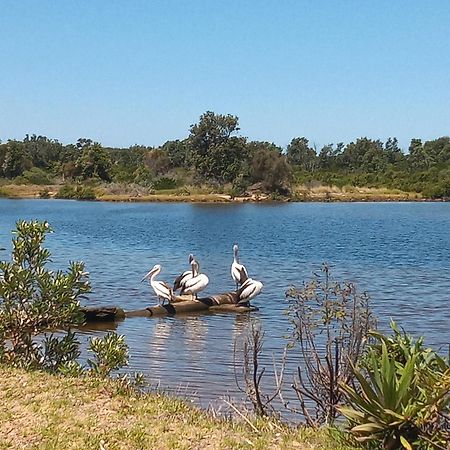 Lakes Entrance Waterfront Cottages With King Beds Luaran gambar