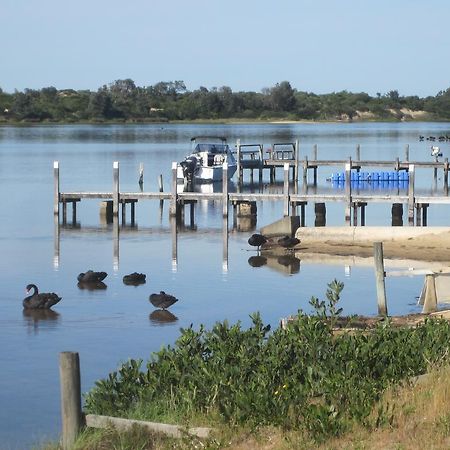 Lakes Entrance Waterfront Cottages With King Beds Luaran gambar