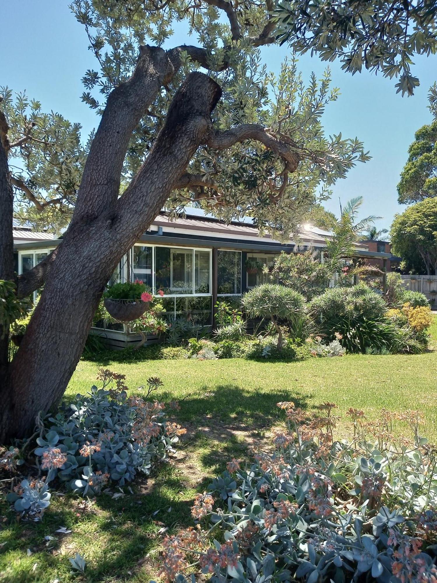 Lakes Entrance Waterfront Cottages With King Beds Luaran gambar