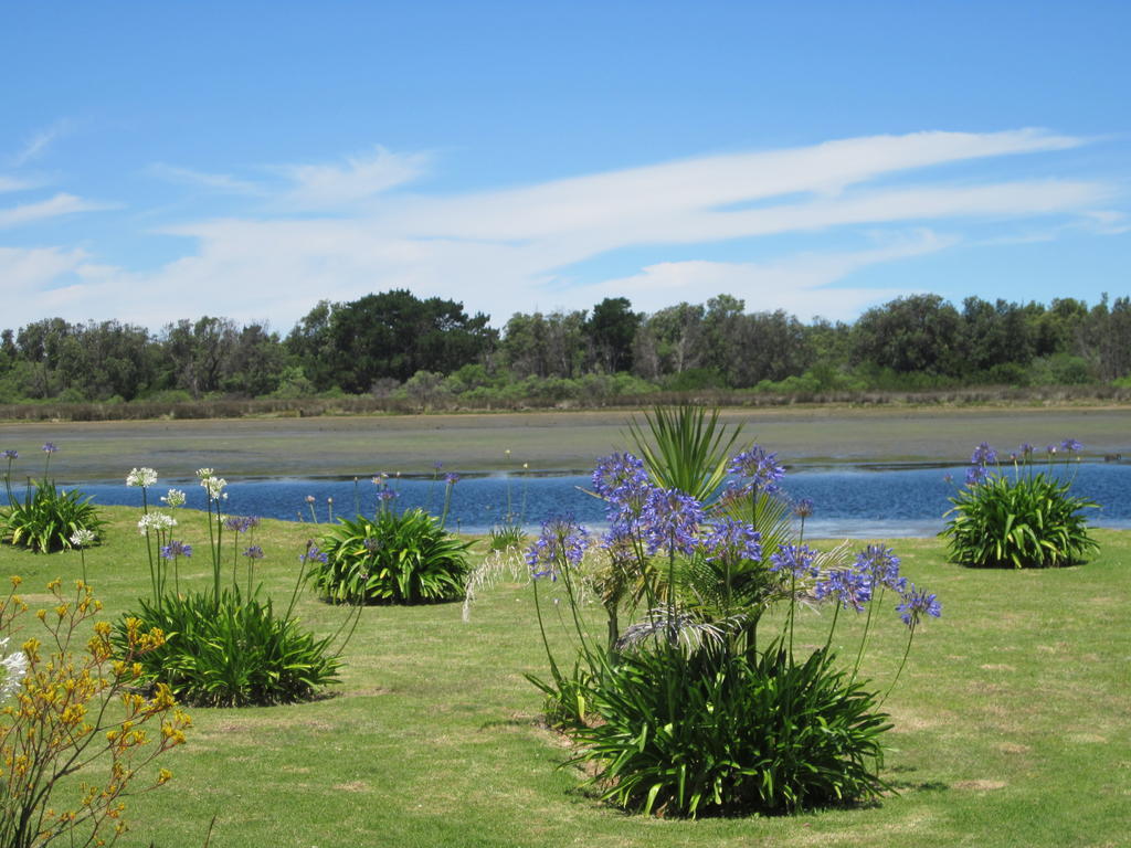 Lakes Entrance Waterfront Cottages With King Beds Luaran gambar
