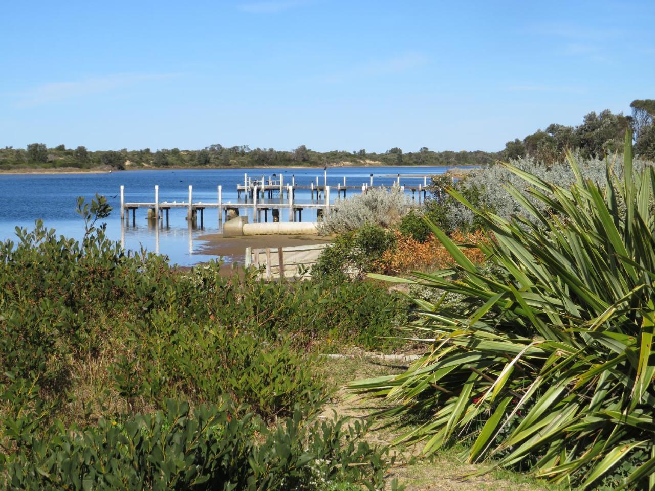 Lakes Entrance Waterfront Cottages With King Beds Luaran gambar