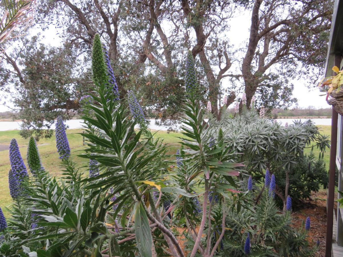 Lakes Entrance Waterfront Cottages With King Beds Luaran gambar